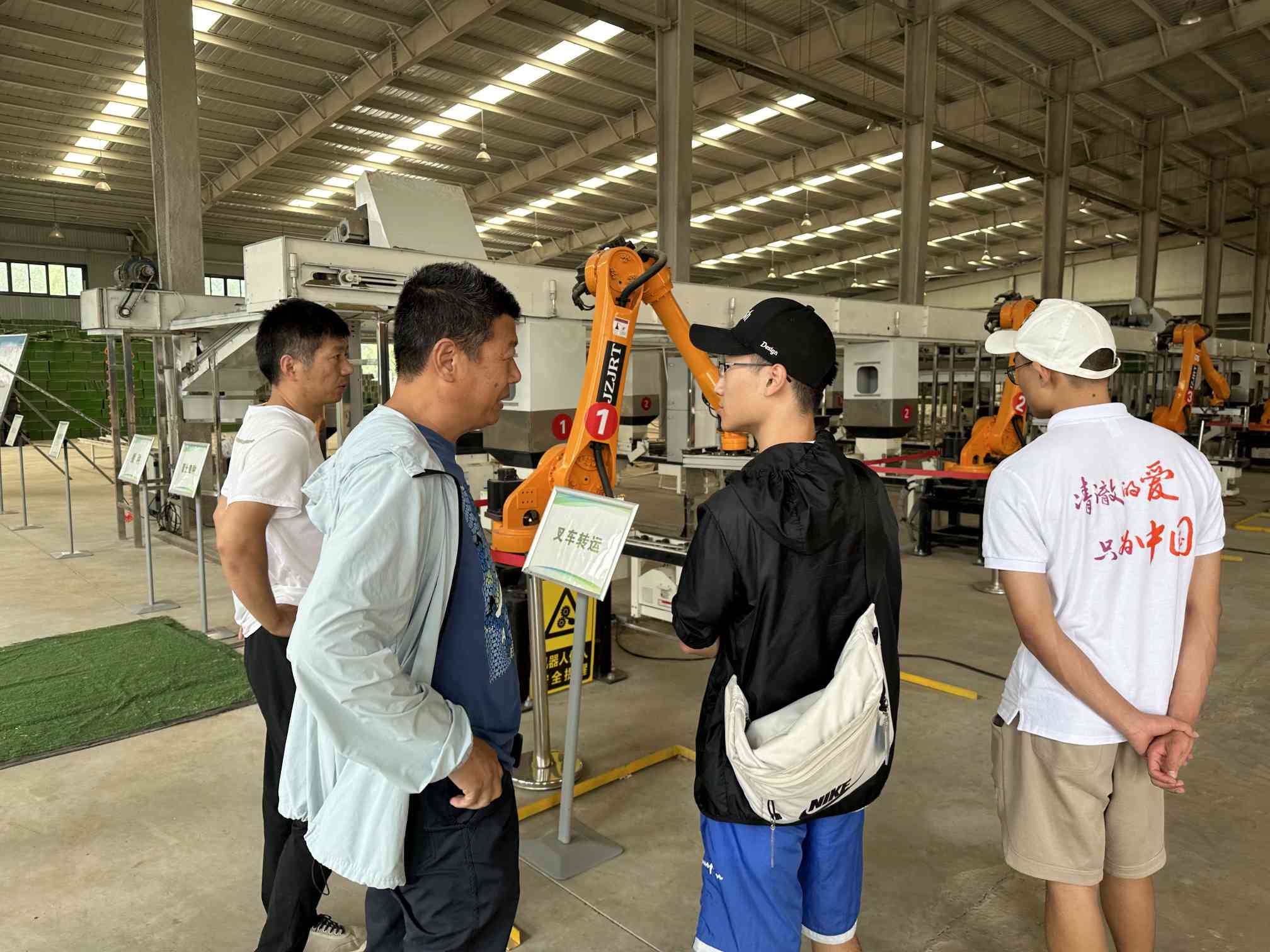 苏大学子探索农业现代化之旅：器在耕者手，科技助农兴。