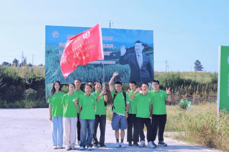 莫道农家无宝玉，遍地黄花是金簪