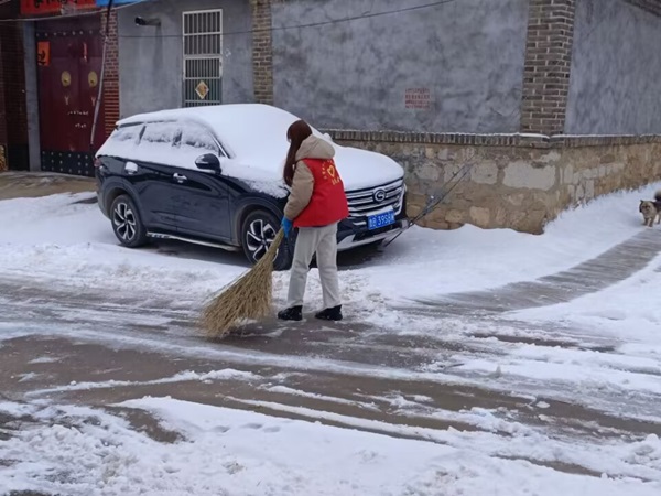 冬日暖阳志愿行，清扫积雪暖人心