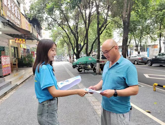 河汇电商潮，海聚智策源-河海学子发放传单扩大实践活动参与度