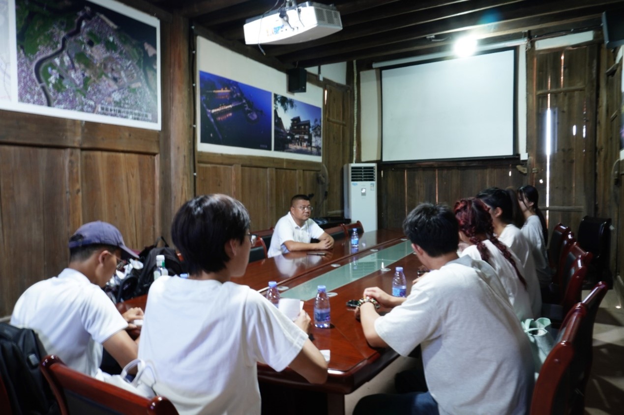 实践队员与王国志书记在村委会开展座谈交流