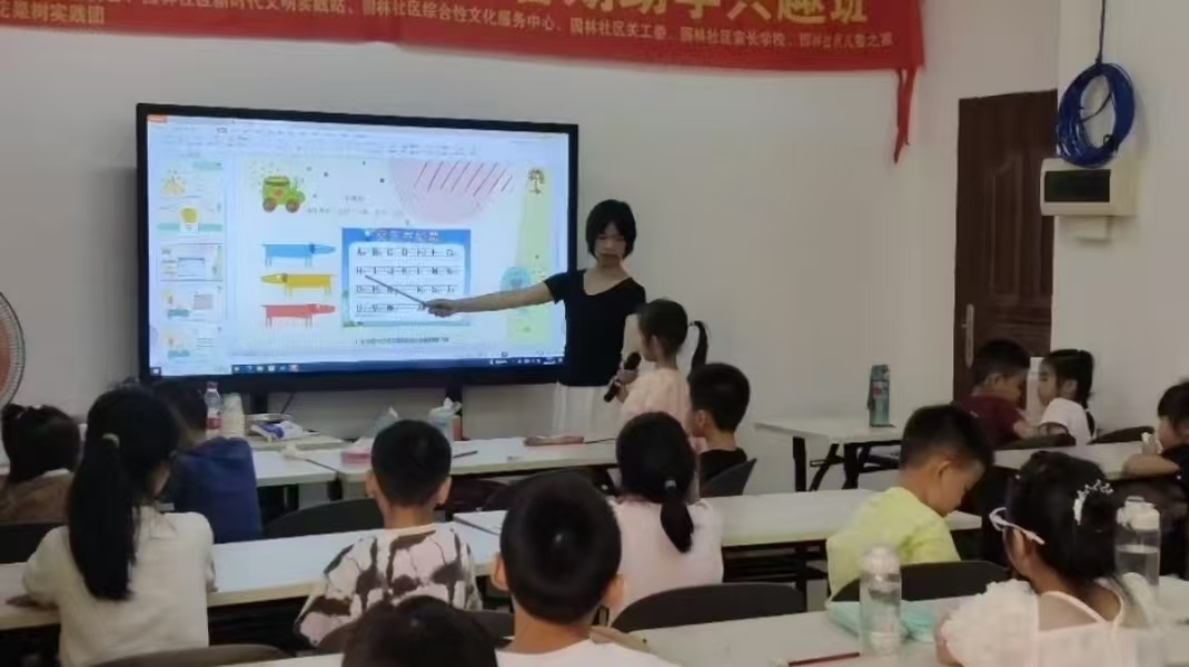 安老挈幼深关情，青春助力社区行