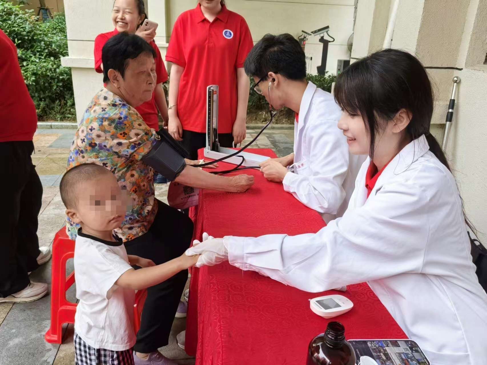 晚霞中的健康梦：安医临院学子关注老年人睡眠健康——“医梦同行”社会实践队开展暑期“三下乡”活动