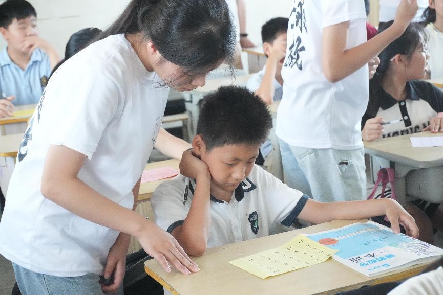 图为助教老师帮助自创数字陷阱有困难的同学。通讯员蔡佳怡摄