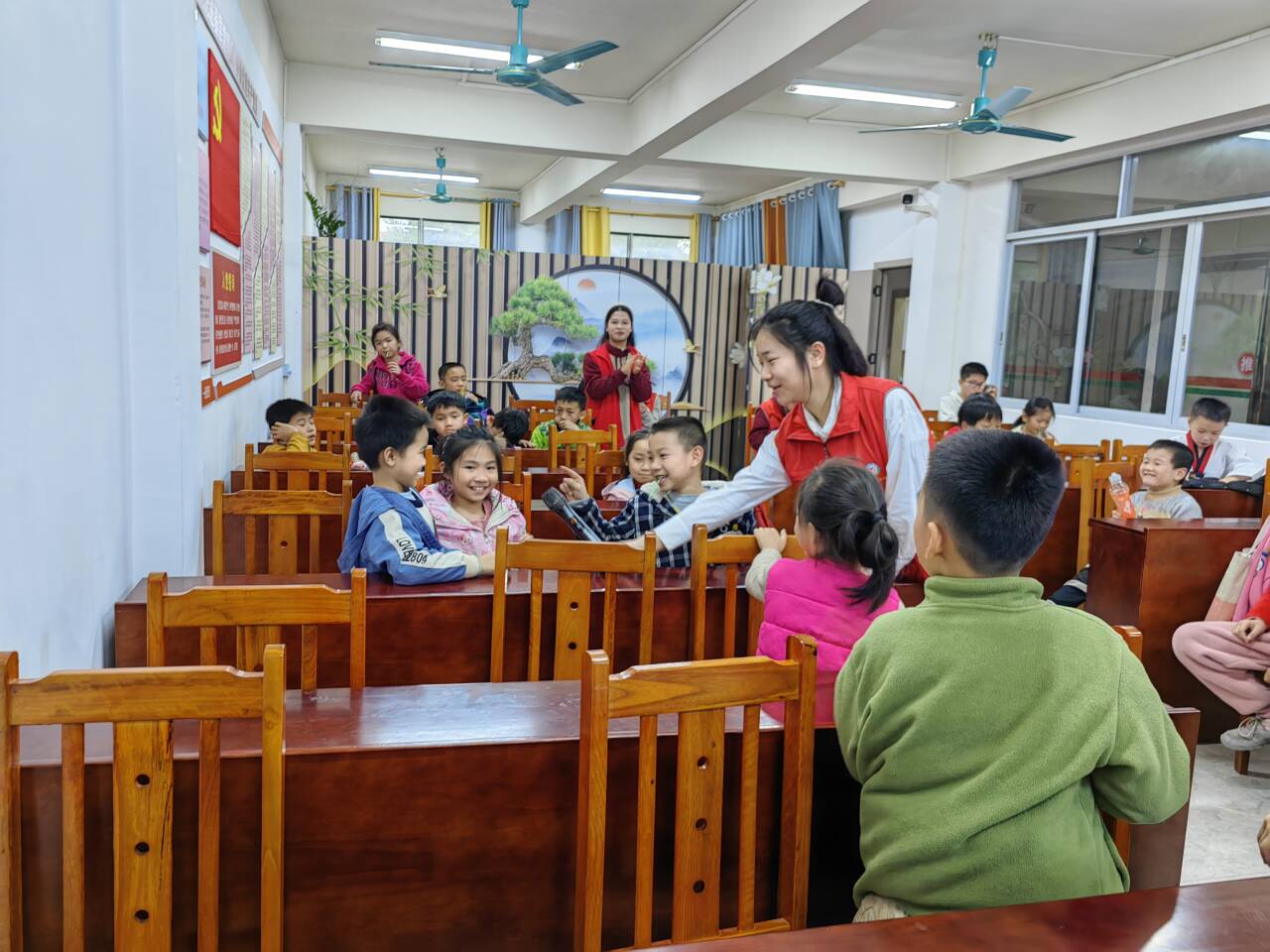 承千年瓷艺，传千年瓷魂 —广西师范大学教育学部“遇见China”团队积极开展陶瓷文化公益课堂