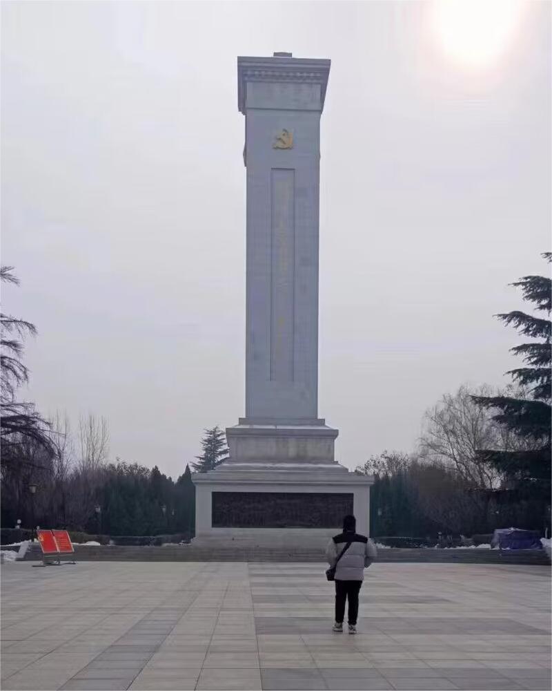 中国石油大学(华东)瑞雪兆丰年实践队：前往渭华起义烈士纪念塔，向革命先烈献花