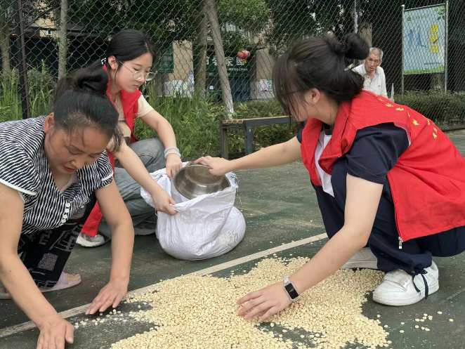 倾心辅导育桃李，奋力收粮惠居民