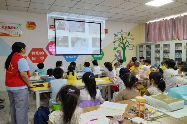 暑期社会实践|“锤草印花，敲然而至”——武昌理工学院青春筑梦通城志愿服务队开展非遗拓染活动