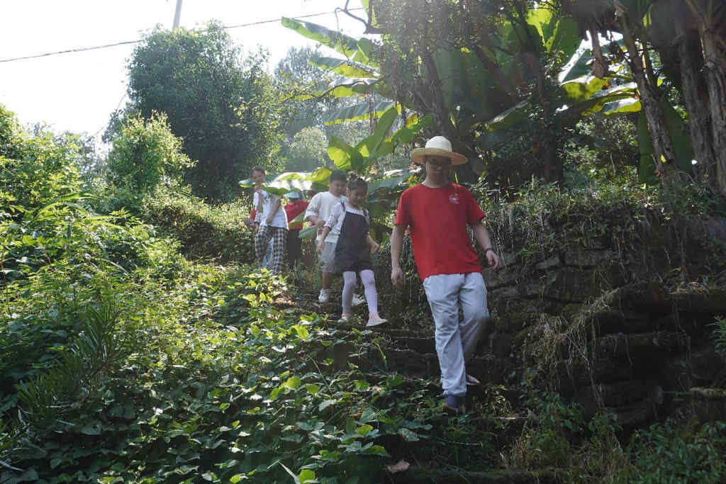 假如碉楼会说话：话传统民居，接文化旗帜——长江师范学院教师教育学院开展客家文化研学活动