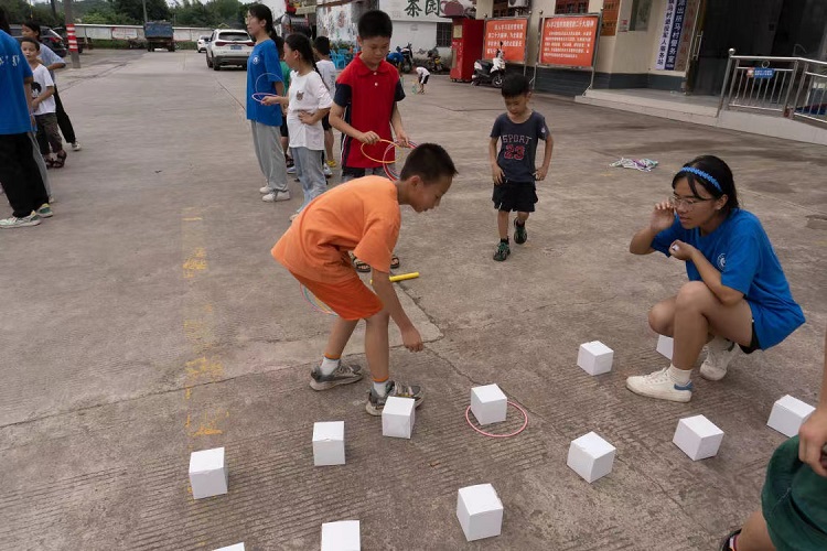 成理学子三下乡：齐心协力促健康，活力精彩向未来