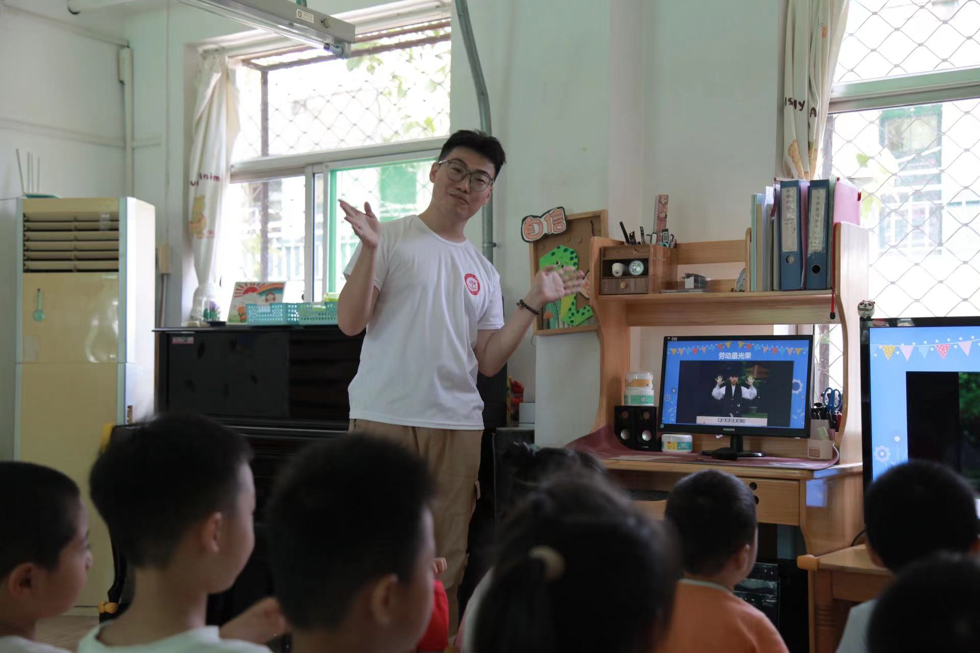 人生三部曲社会实践团前往小博士幼儿园进行劳动 最光荣手势舞教学