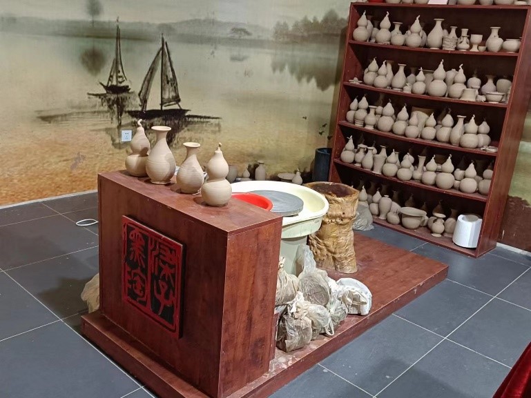 图为馆内展示黑陶制作过程的工作台