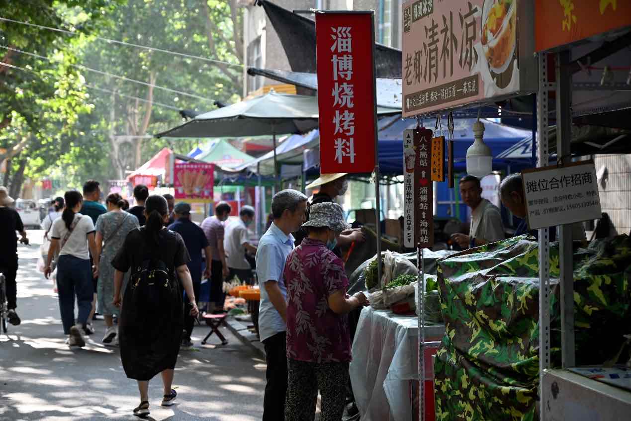 “人生三部曲”社会实践团赴八大局便民市场进行市场调